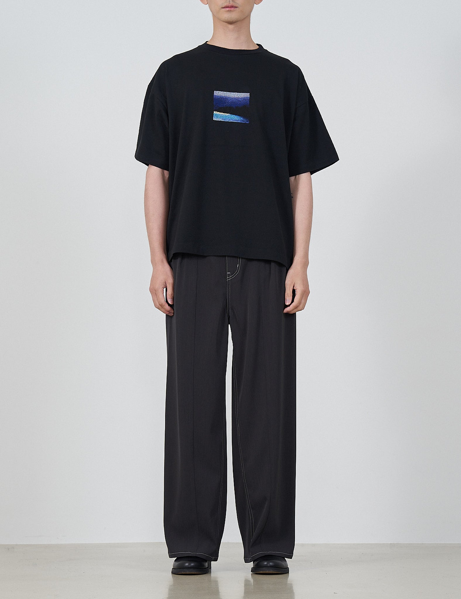 BLACK EMBROIDERY T-SHIRT