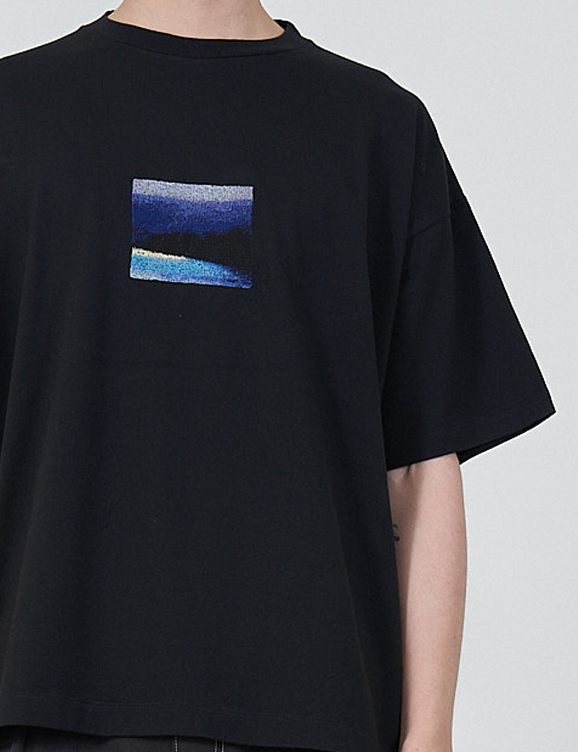 BLACK EMBROIDERY T-SHIRT