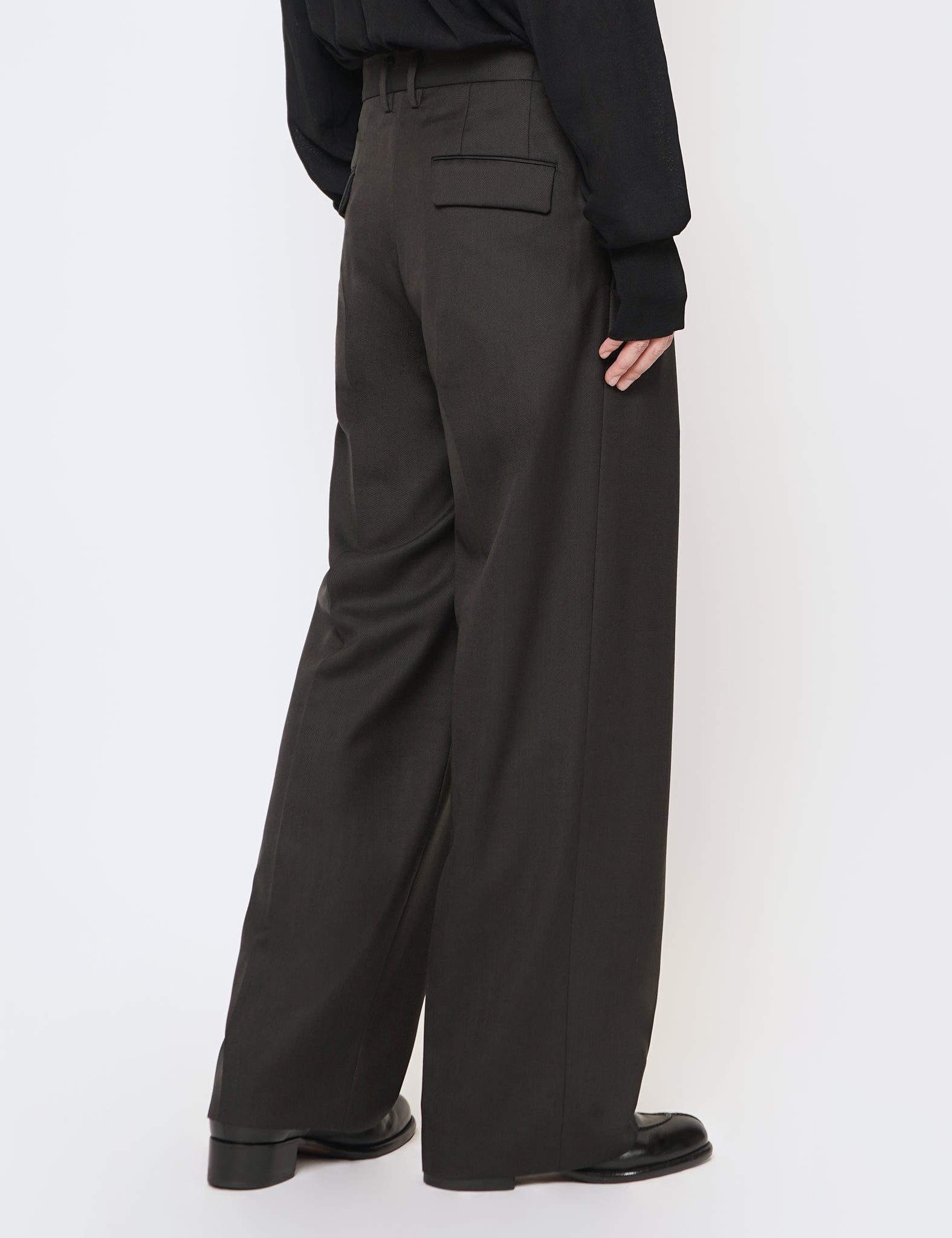 DARK CHARCOAL TWO TUCKS WIDE TROUSERS
