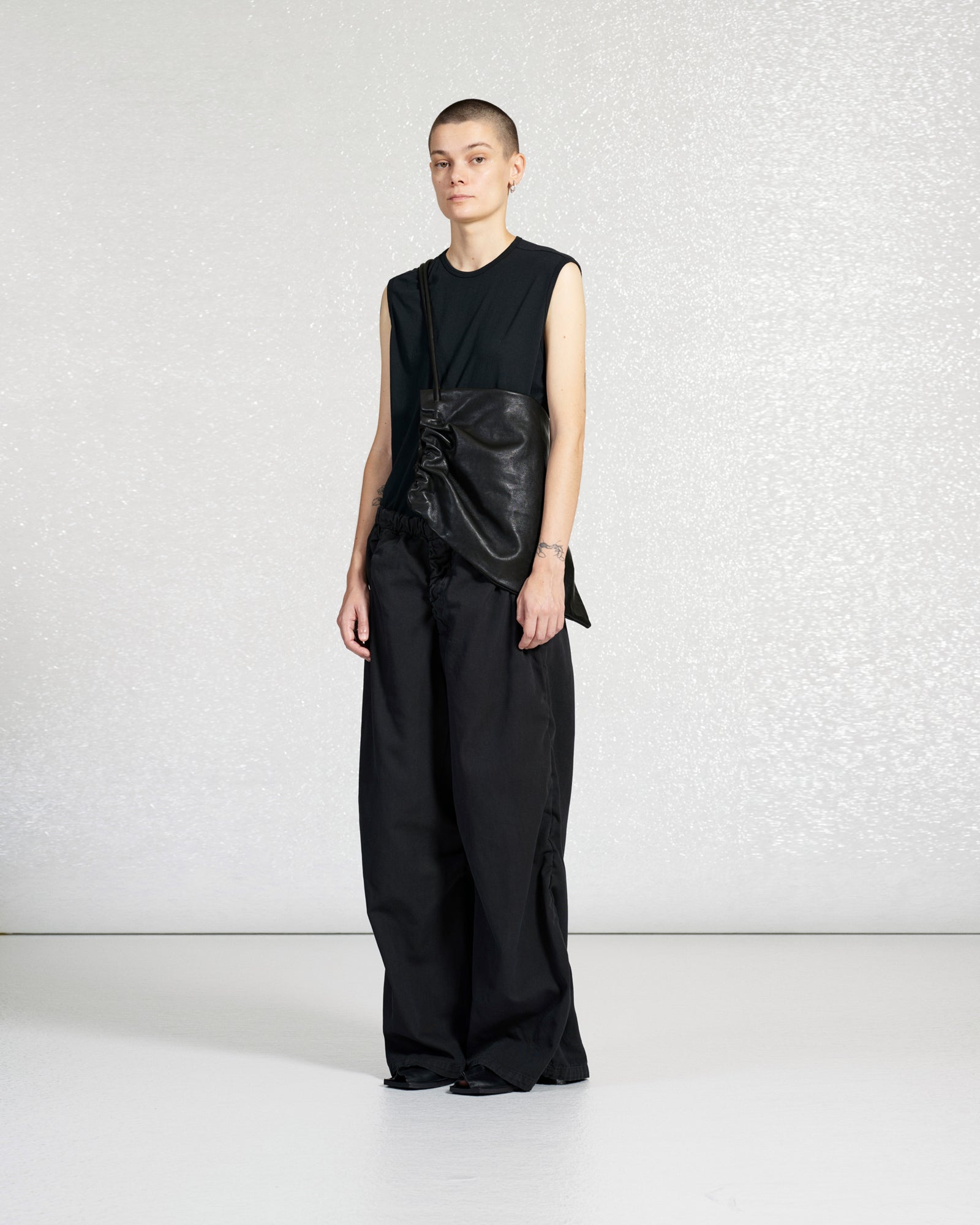 BLACK LEATHER GATHERED CROSSED BAG