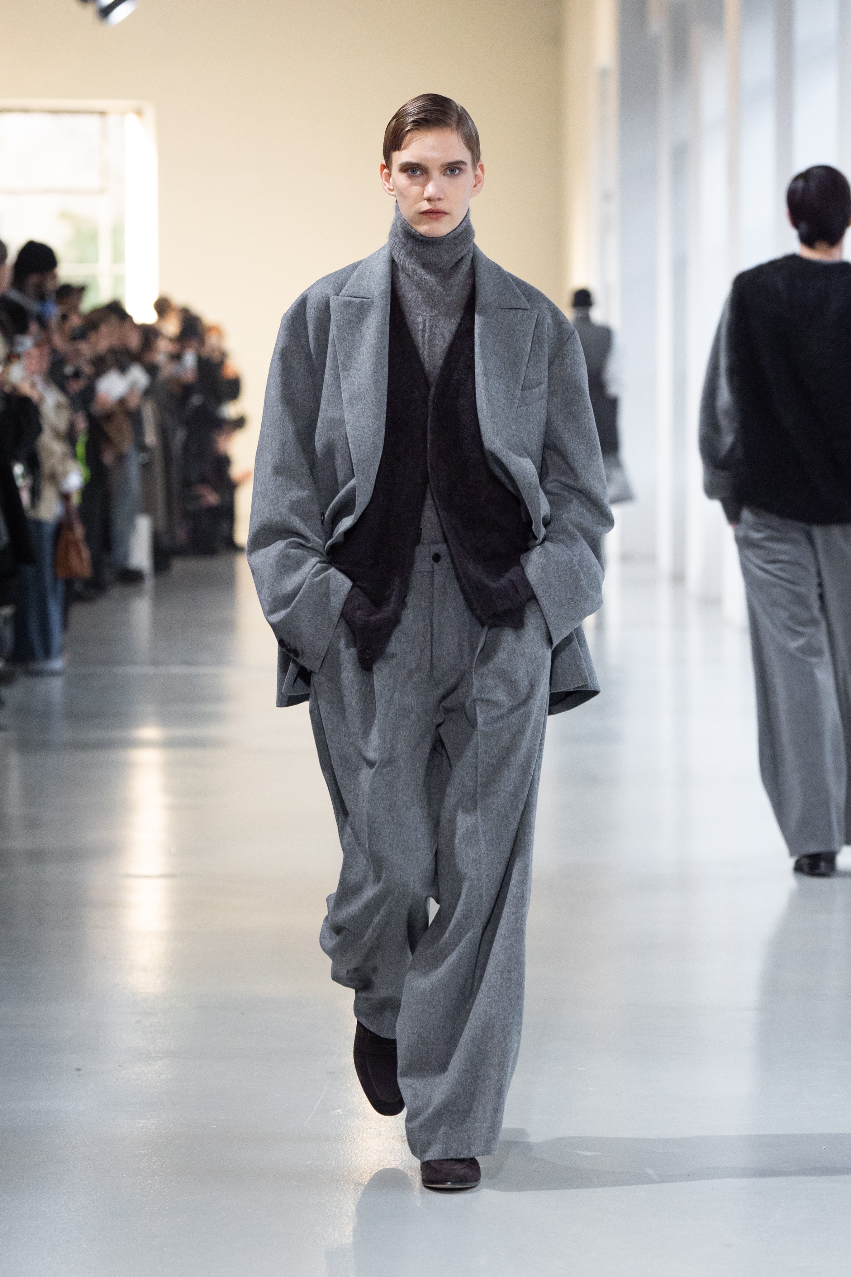 GREY W/CA BEAVER BACK SLASH PEAK LAPEL JACKET