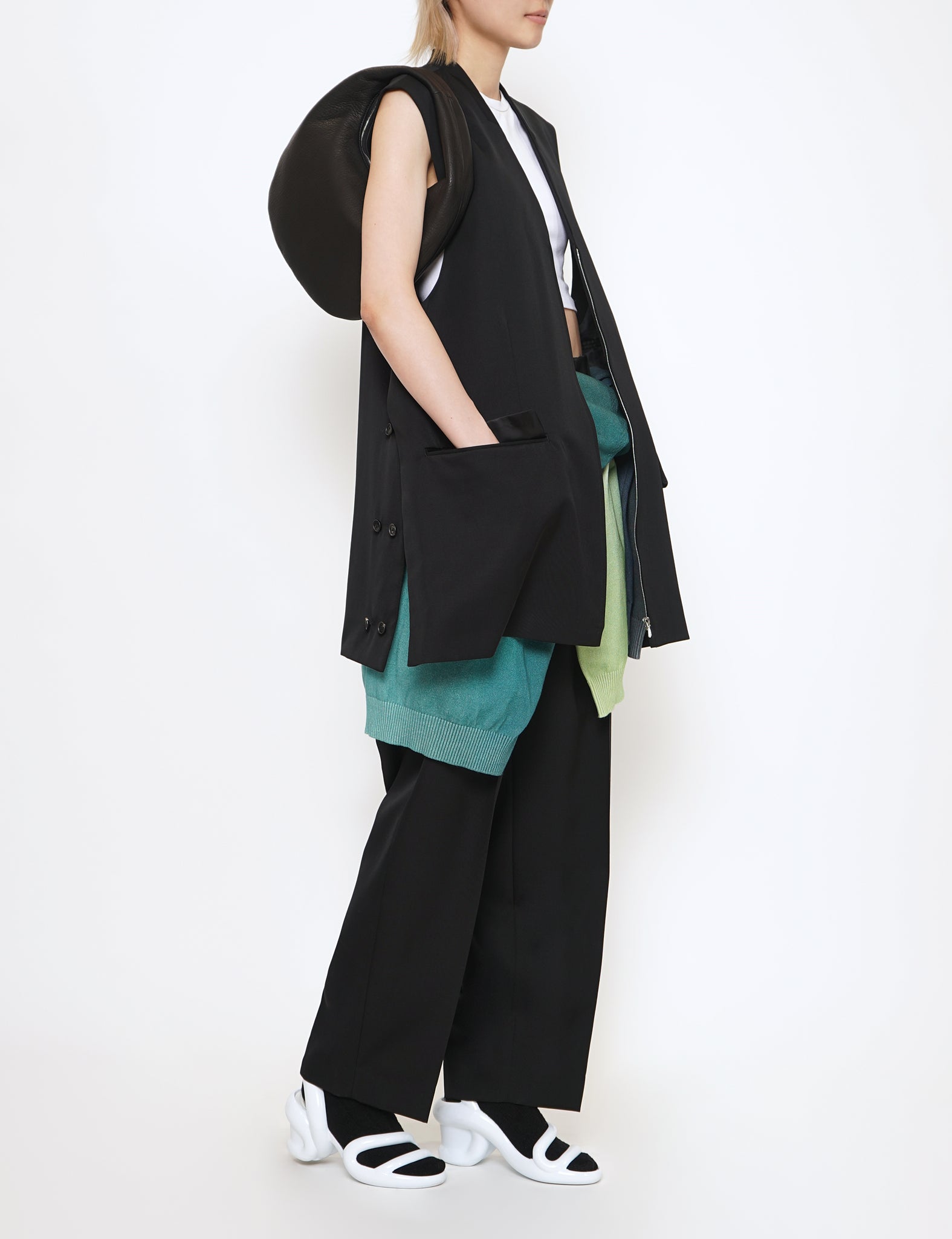 BLACK BELTLESS WIDE TROUSERS