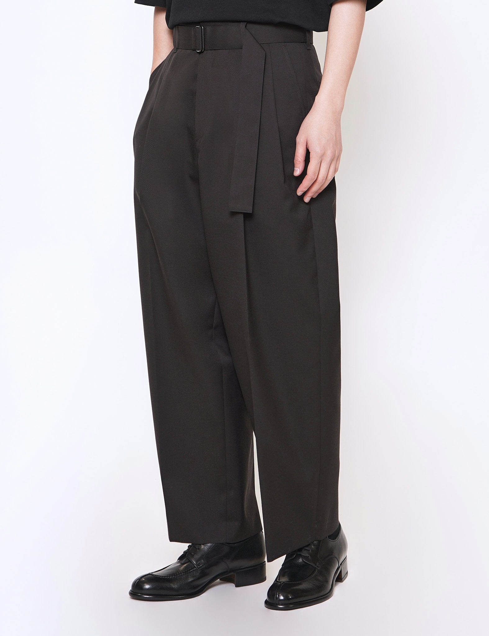 DARK CHARCOAL BELTED WIDE STRAIGHT TROUSERS