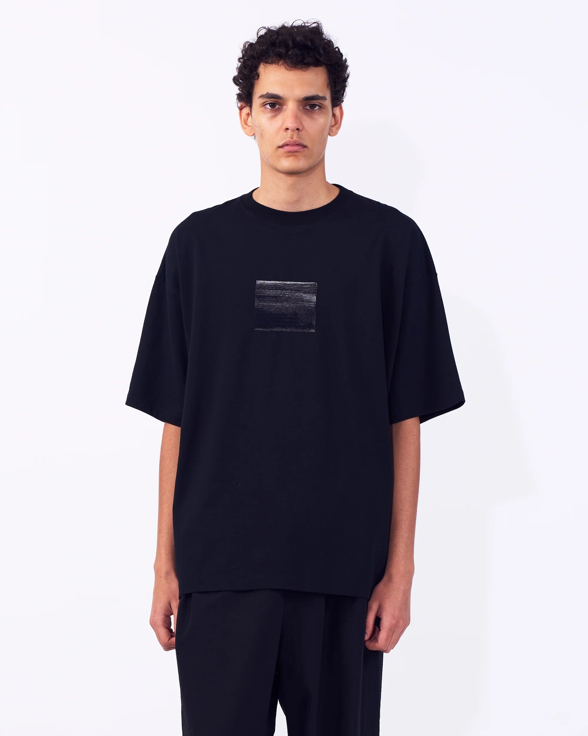 BLACK ABSTRACT EMBROIDED T-SHIRT