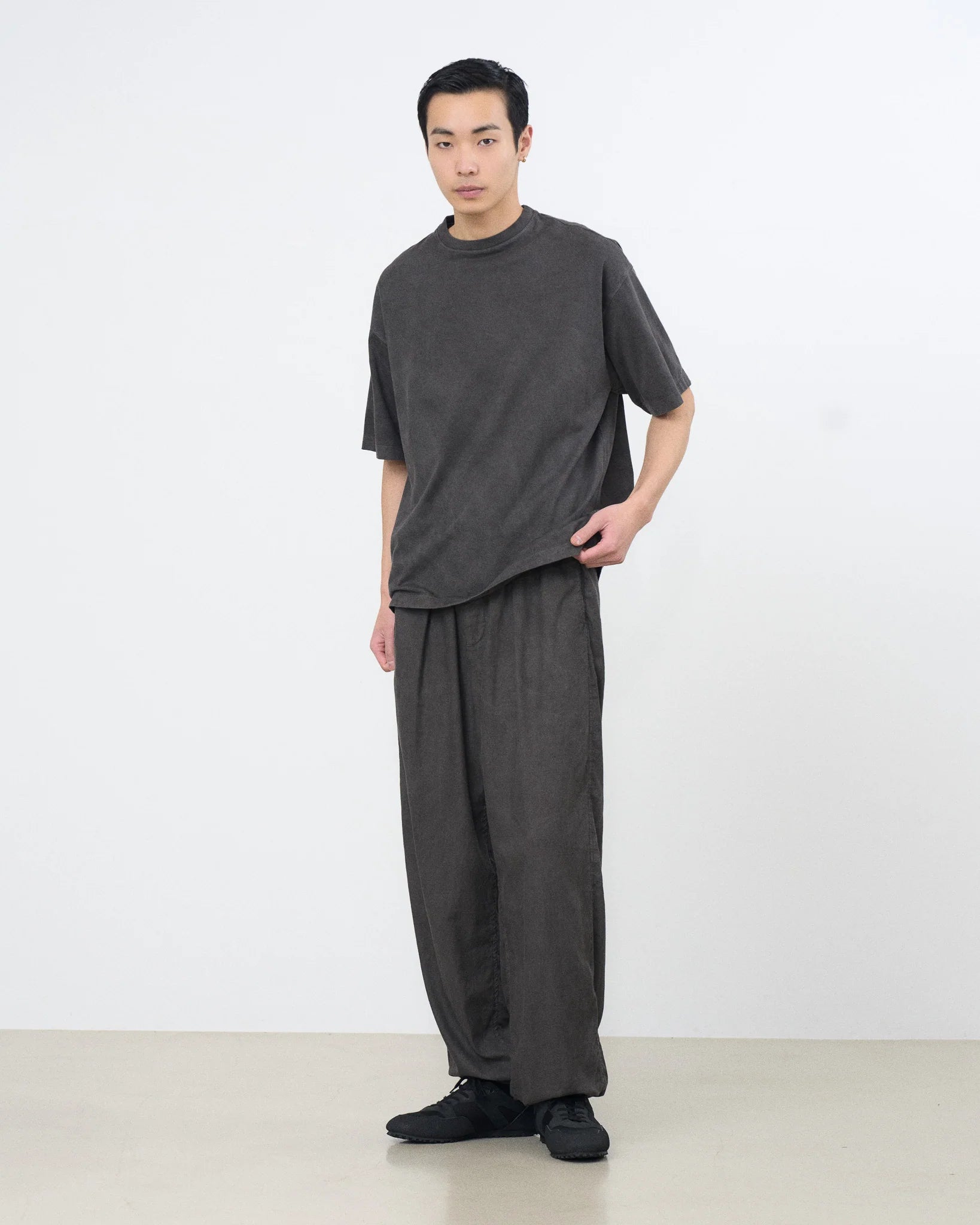 CARBON GARMENT-DYED YOKE T-SHIRT