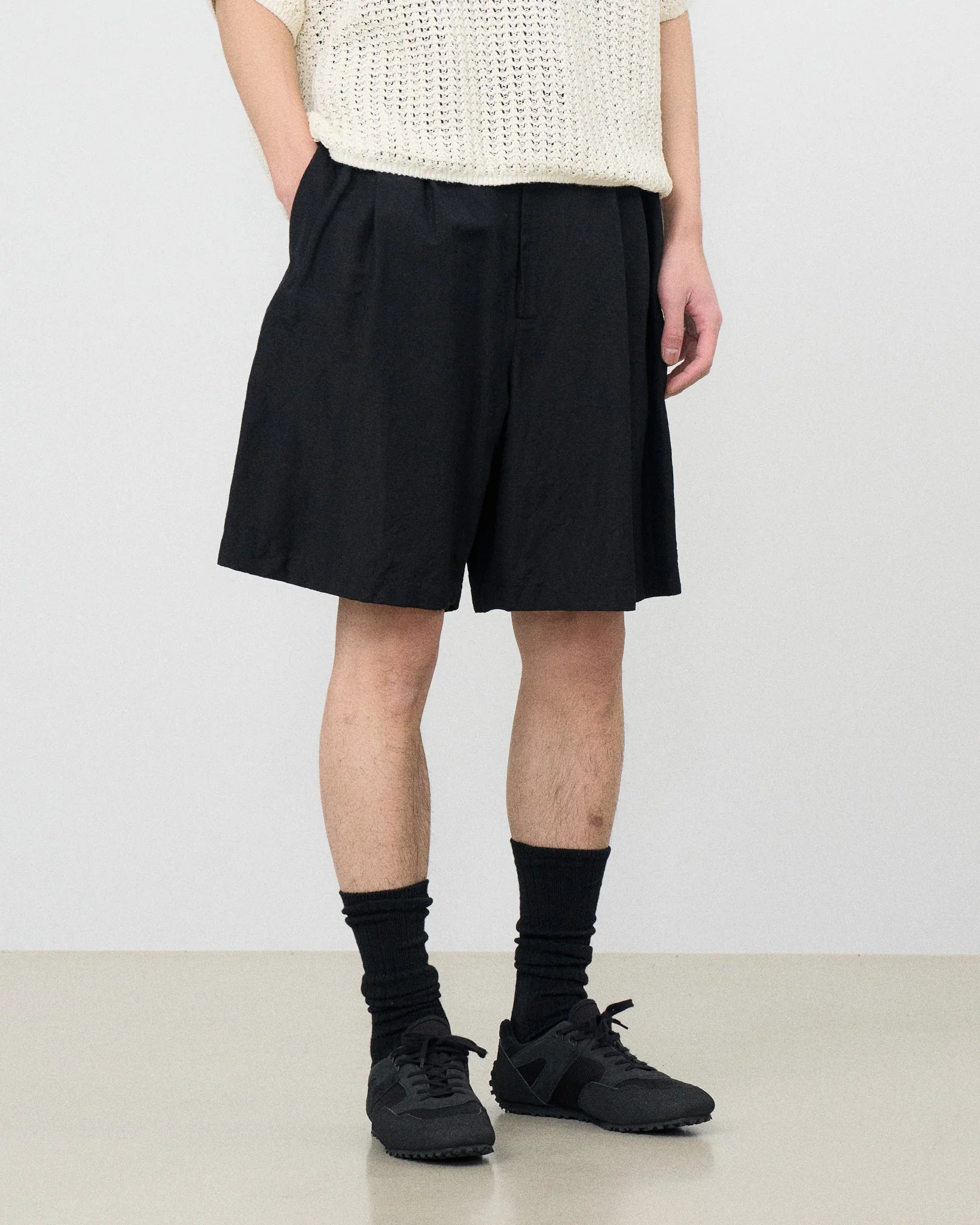 BLACK WOOL LINEN 3PLEATED SHORTS