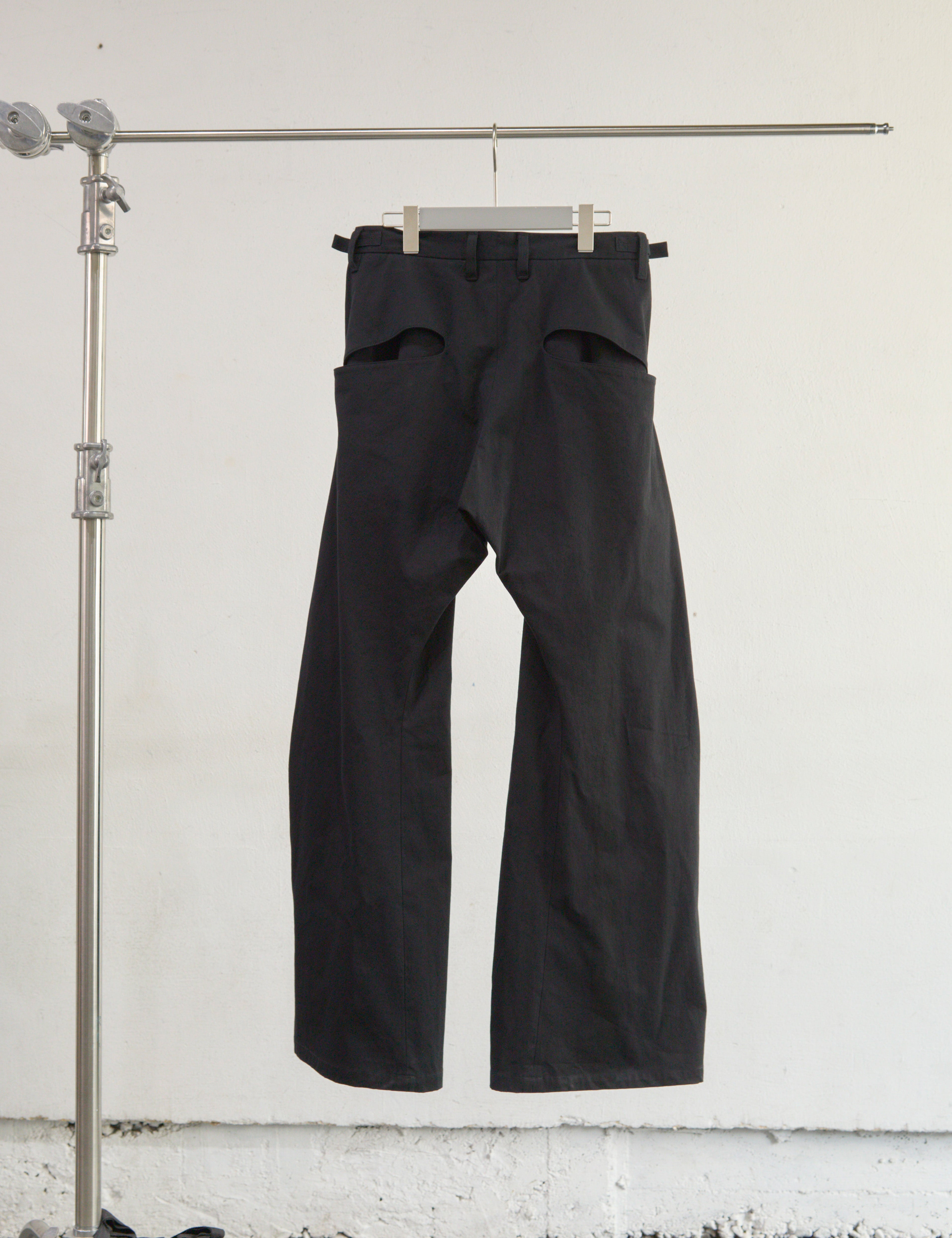 BLACK 2TUCKED CURVED LEG COTTON TROUSERS