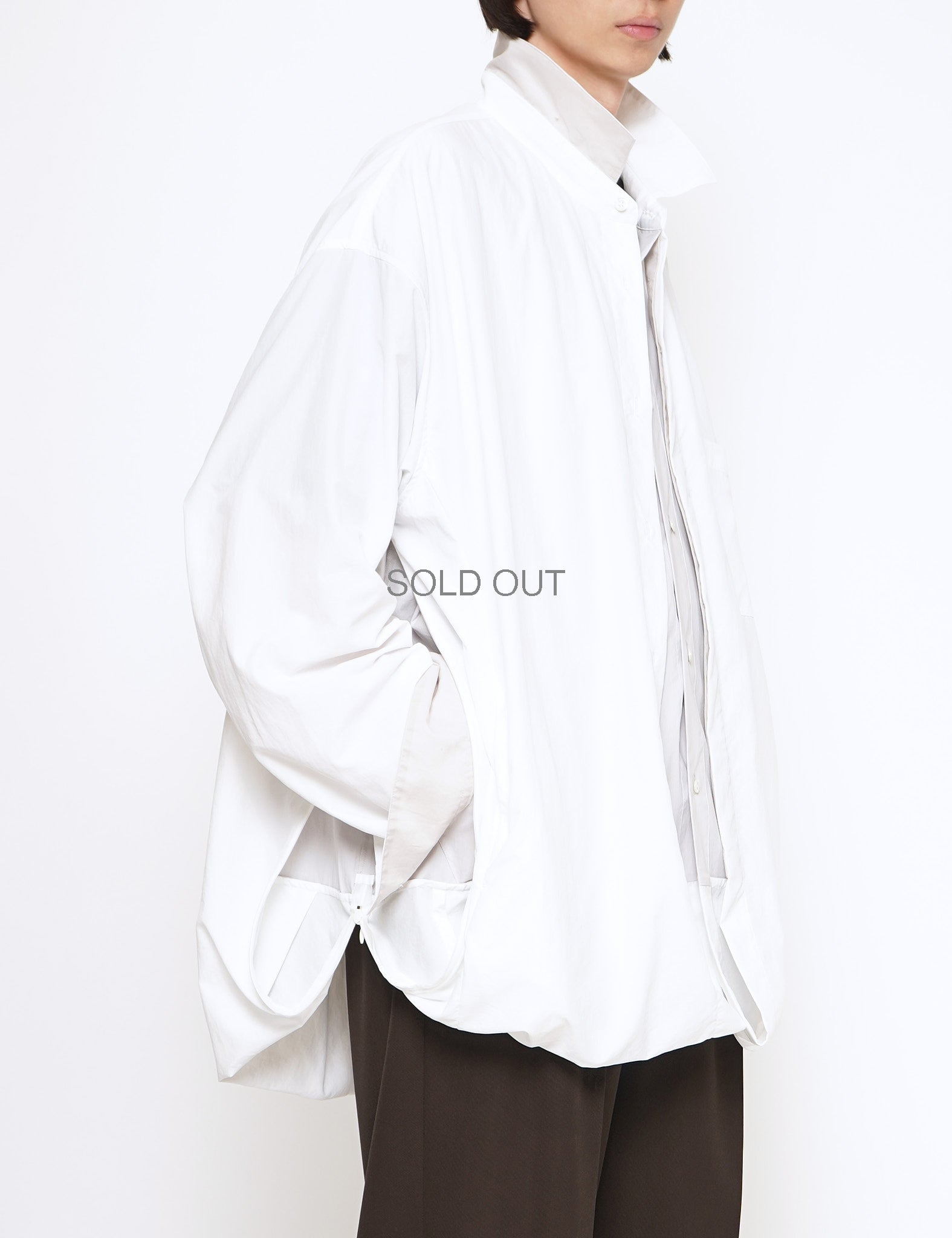 GRAPH LAYER EXCLUSIVE － WHITE X L.GREY OVERSIZED WIND SHIRT