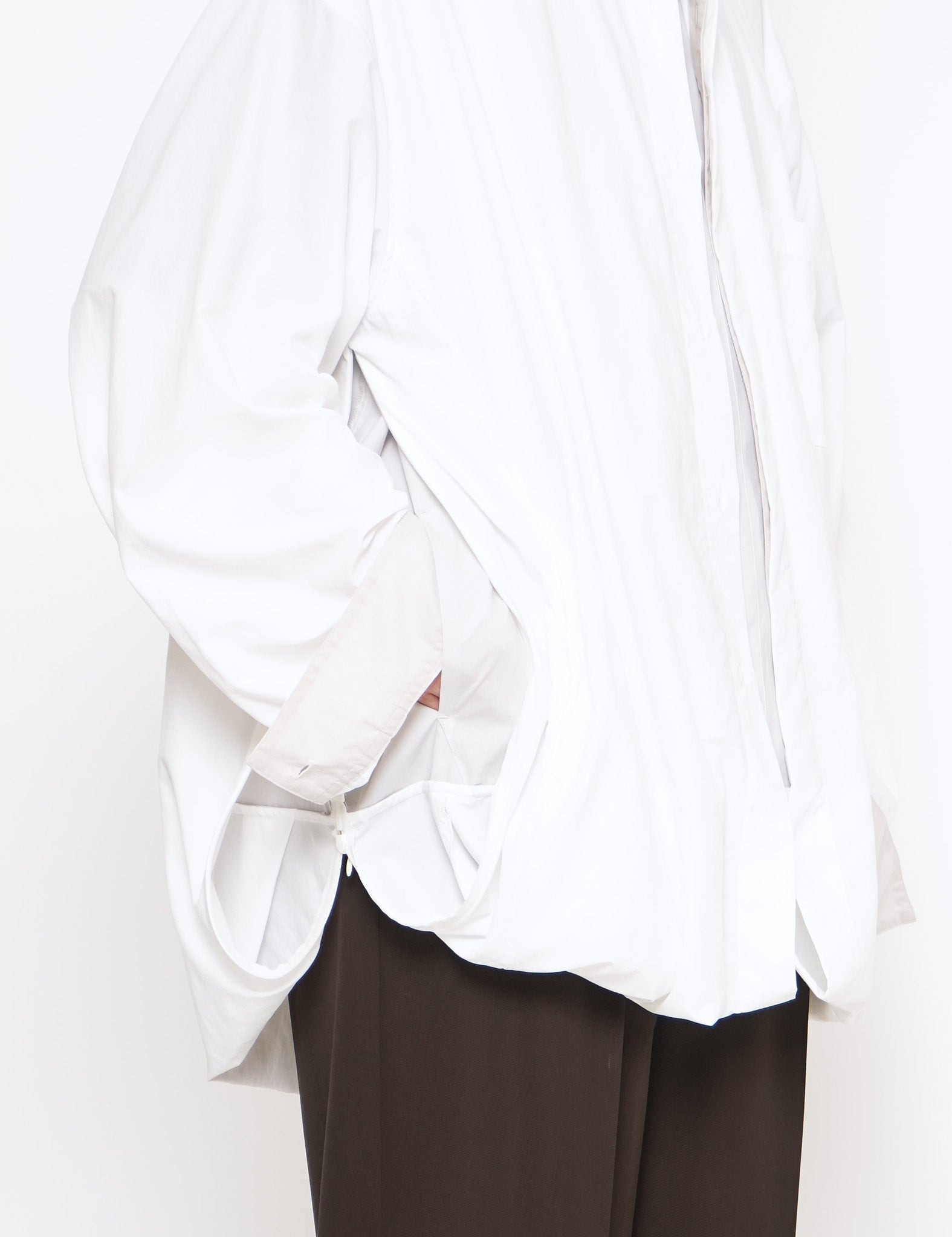 GRAPH LAYER EXCLUSIVE － WHITE X L.GREY OVERSIZED WIND SHIRT