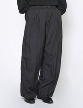 Load image into Gallery viewer, BLACK NYLON 3PLEATED WIDE-LEG EASY TROUSERS
