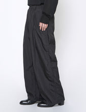 Load image into Gallery viewer, BLACK NYLON 3PLEATED WIDE-LEG EASY TROUSERS
