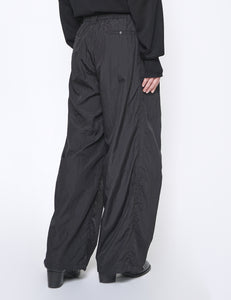 BLACK NYLON 3PLEATED WIDE-LEG EASY TROUSERS