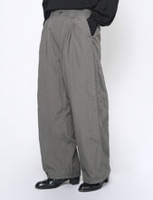 Load image into Gallery viewer, CHARCOAL KHAKI NYLON 3PLEATED WIDE-LEG EASY TROUSERS
