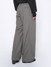 Load image into Gallery viewer, CHARCOAL KHAKI NYLON 3PLEATED WIDE-LEG EASY TROUSERS
