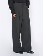 Load image into Gallery viewer, CARBON BLACK WOOL TROPICAL 3PLEATED WIDE-LEG TROUSERS
