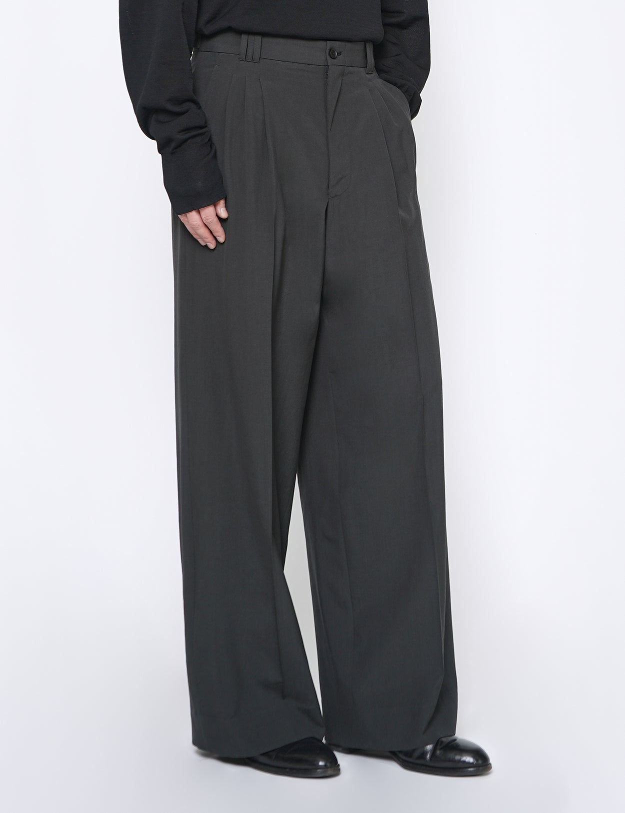 CARBON BLACK WOOL TROPICAL 3PLEATED WIDE-LEG TROUSERS