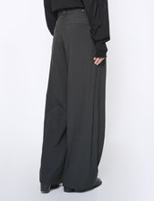 Load image into Gallery viewer, CARBON BLACK WOOL TROPICAL 3PLEATED WIDE-LEG TROUSERS
