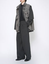 Load image into Gallery viewer, CARBON BLACK WOOL TROPICAL 3PLEATED WIDE-LEG TROUSERS
