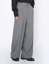 Load image into Gallery viewer, BLUE GRAY WOOL TROPICAL 3PLEATED WIDE-LEG TROUSERS
