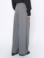 Load image into Gallery viewer, BLUE GRAY WOOL TROPICAL 3PLEATED WIDE-LEG TROUSERS
