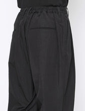 Load image into Gallery viewer, BLACK WINDPROOF NYLON WIDE EASY TROUSERS
