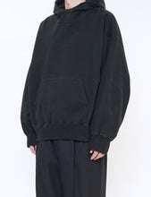 Load image into Gallery viewer, BLACK UNTWISTED YARN FADE SWEAT HOOD LS
