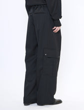 Load image into Gallery viewer, BLACK CARGO POCKET WIDE EASY TROUSERS
