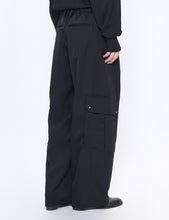 Load image into Gallery viewer, BLACK CARGO POCKET WIDE EASY TROUSERS
