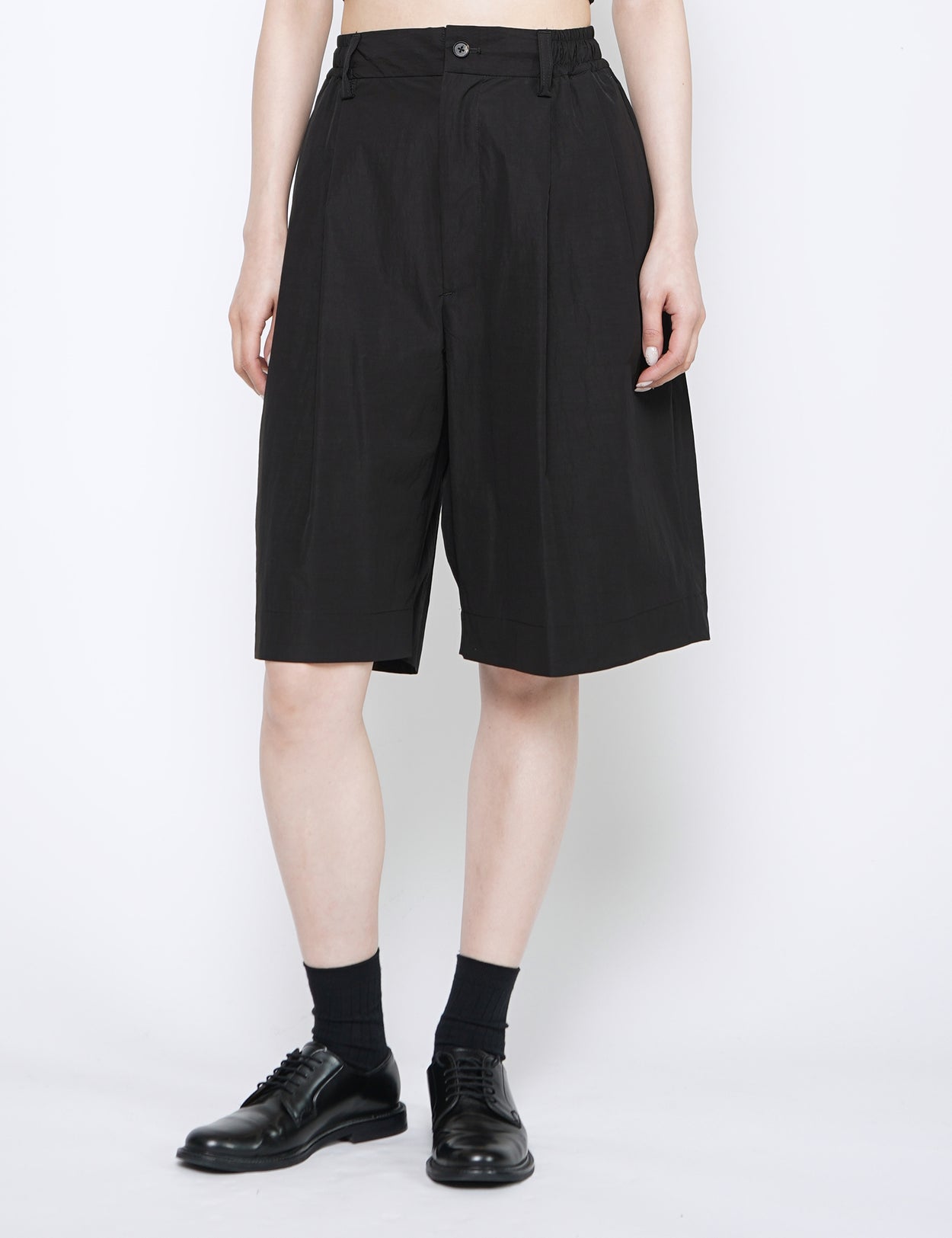 BLACK WINDPROOF NYLON WIDE EASY SHORT TROUSERS