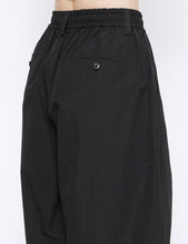 Load image into Gallery viewer, BLACK WINDPROOF NYLON WIDE EASY SHORT TROUSERS
