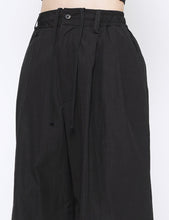 Load image into Gallery viewer, BLACK WINDPROOF NYLON WIDE EASY SHORT TROUSERS
