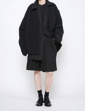 Load image into Gallery viewer, BLACK GRADATION PLEATS TWIST SLEEVE ZIP JACKET
