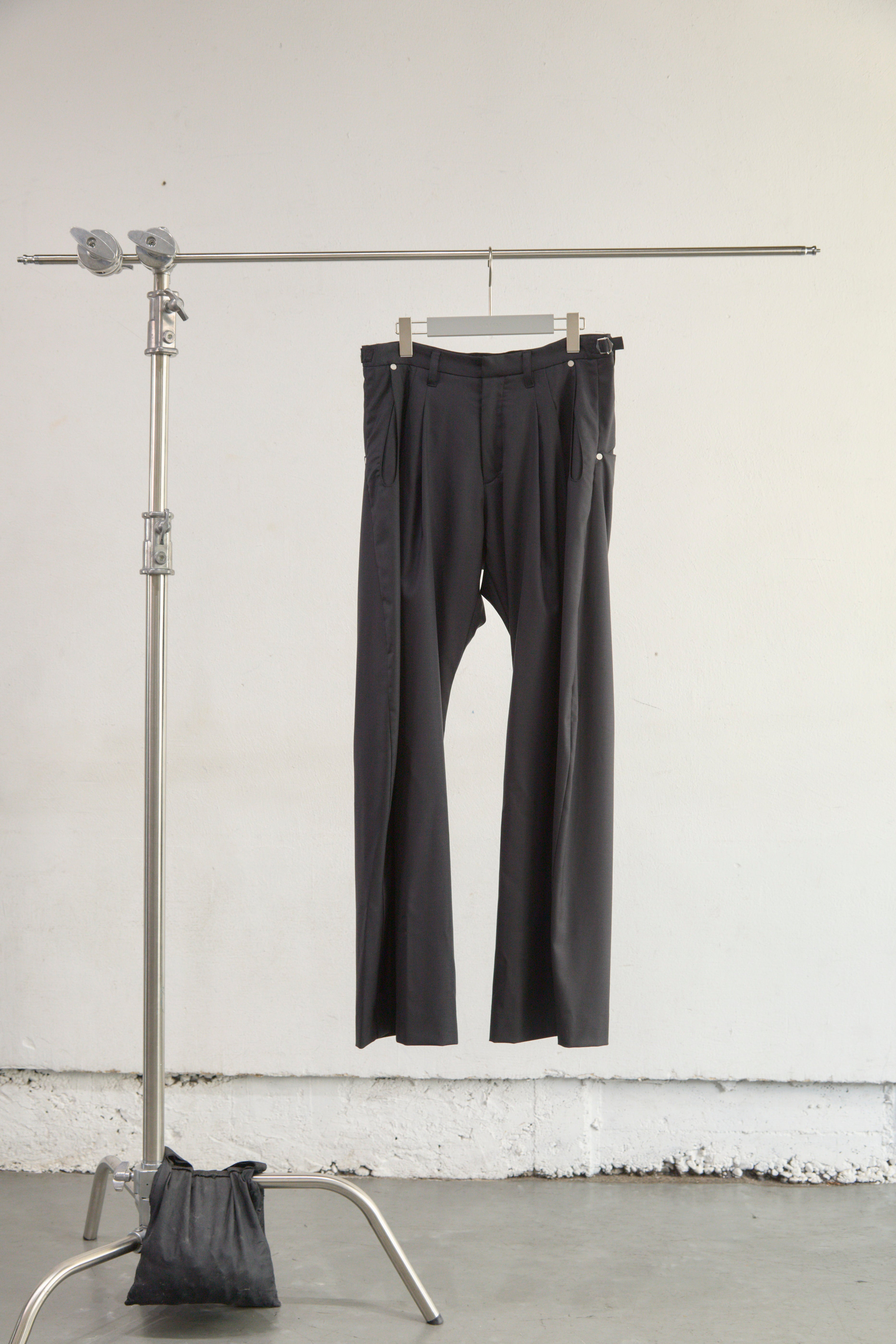 BLACK 2TUCKED CURVED LEG TROUSERS