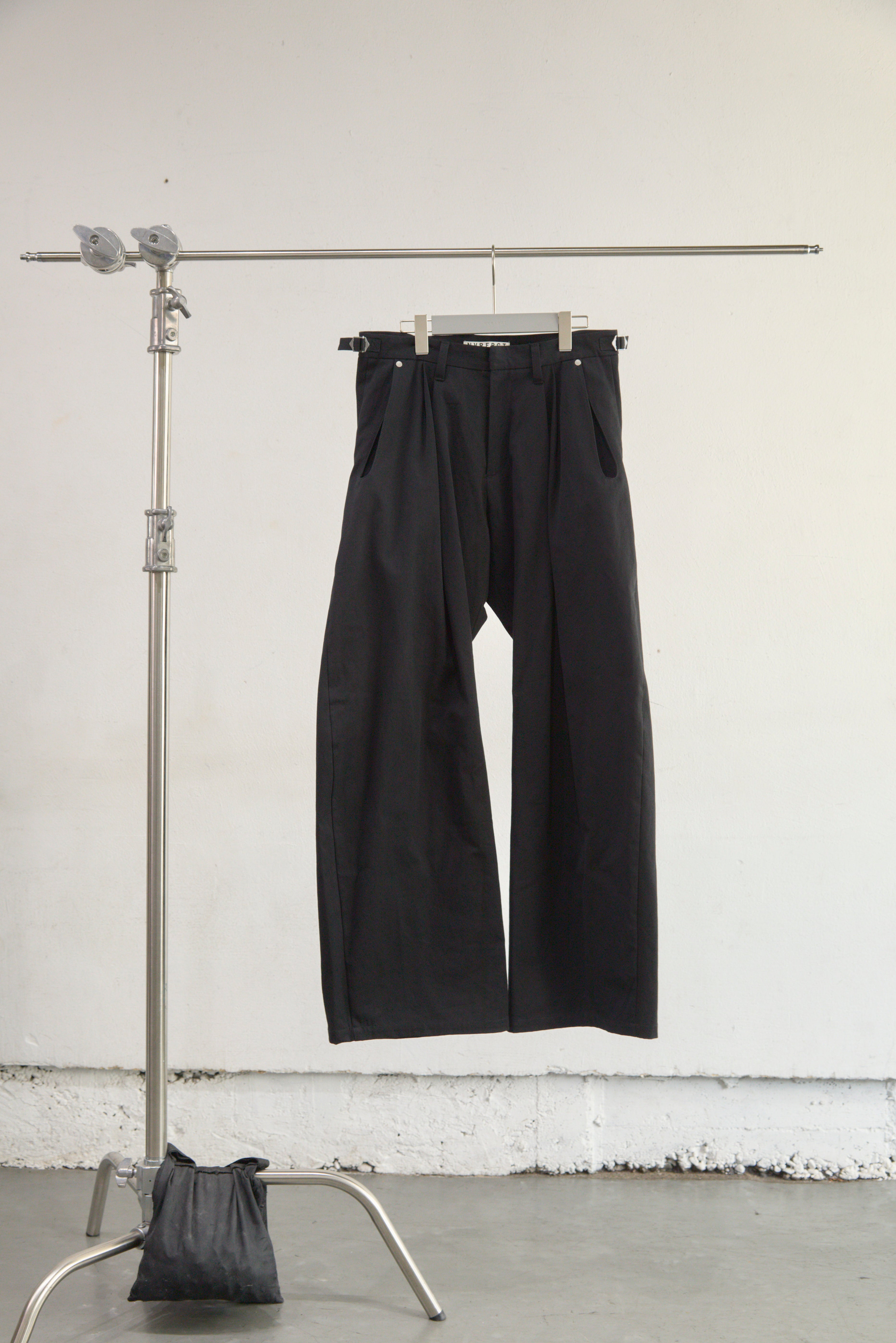 BLACK 2TUCKED CURVED LEG COTTON TROUSERS