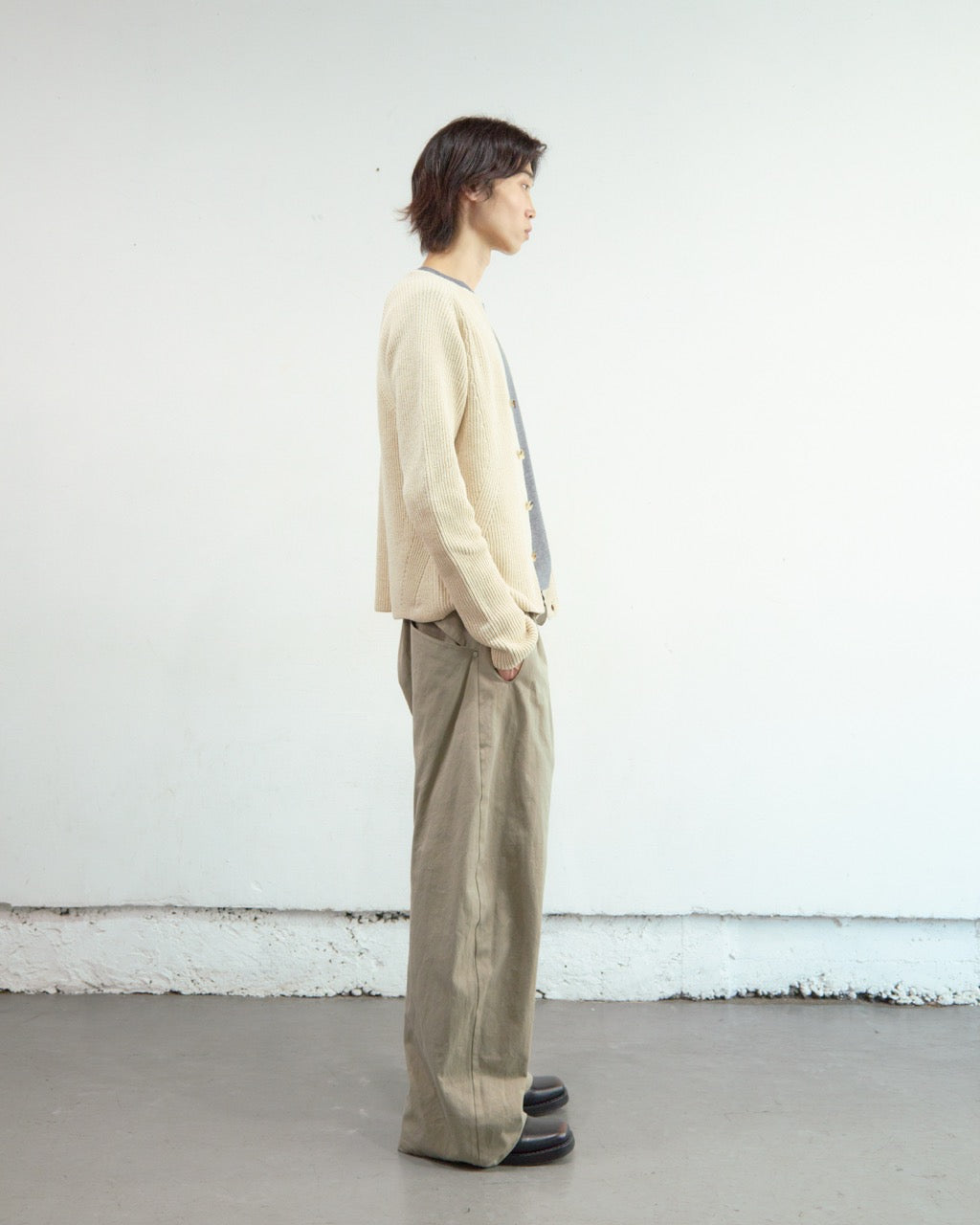 BEIGE 2TUCKED CURVED LEG COTTON TROUSERS