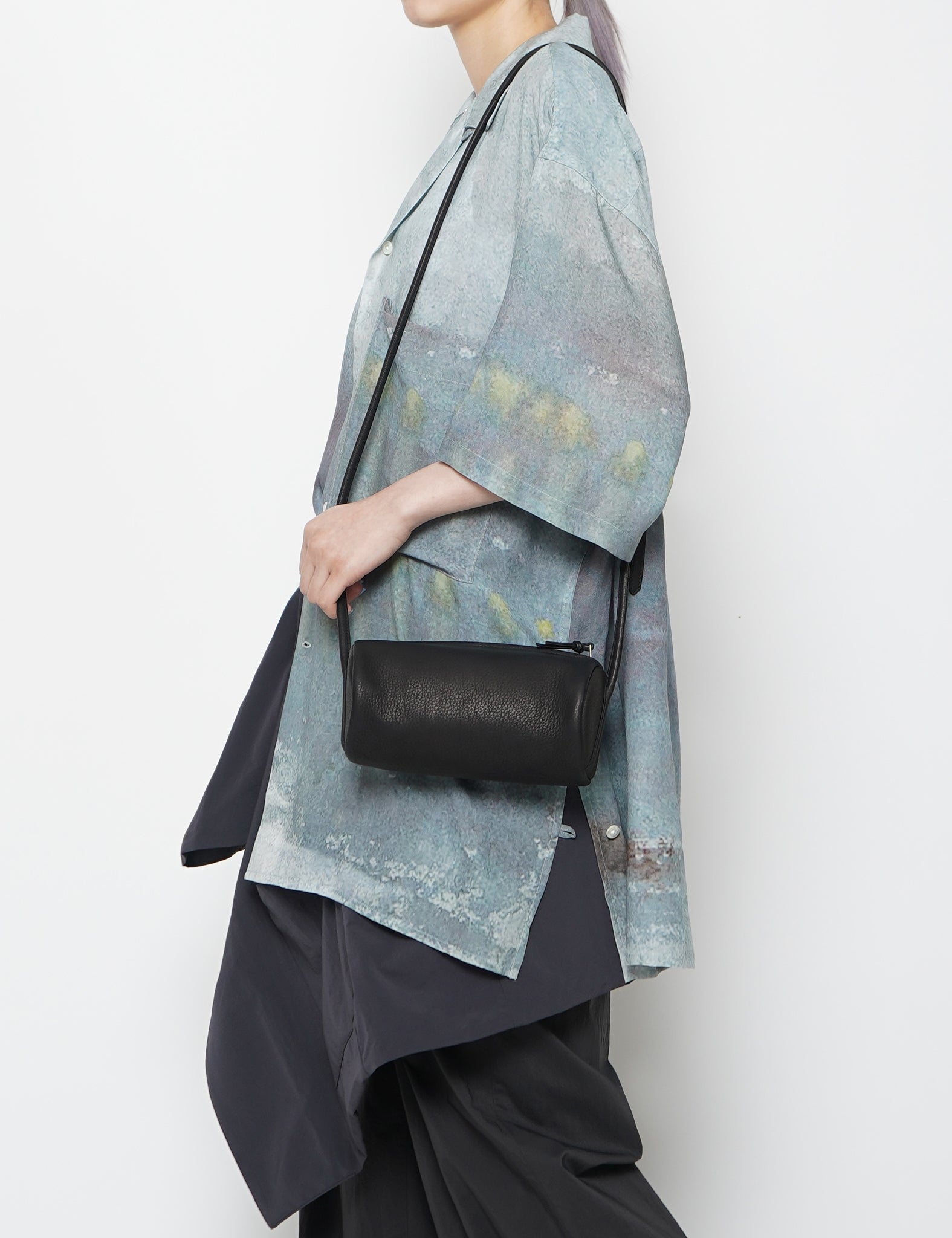 BLACK DEER LEATHER CYLINDER SHOULDER BAG DA103