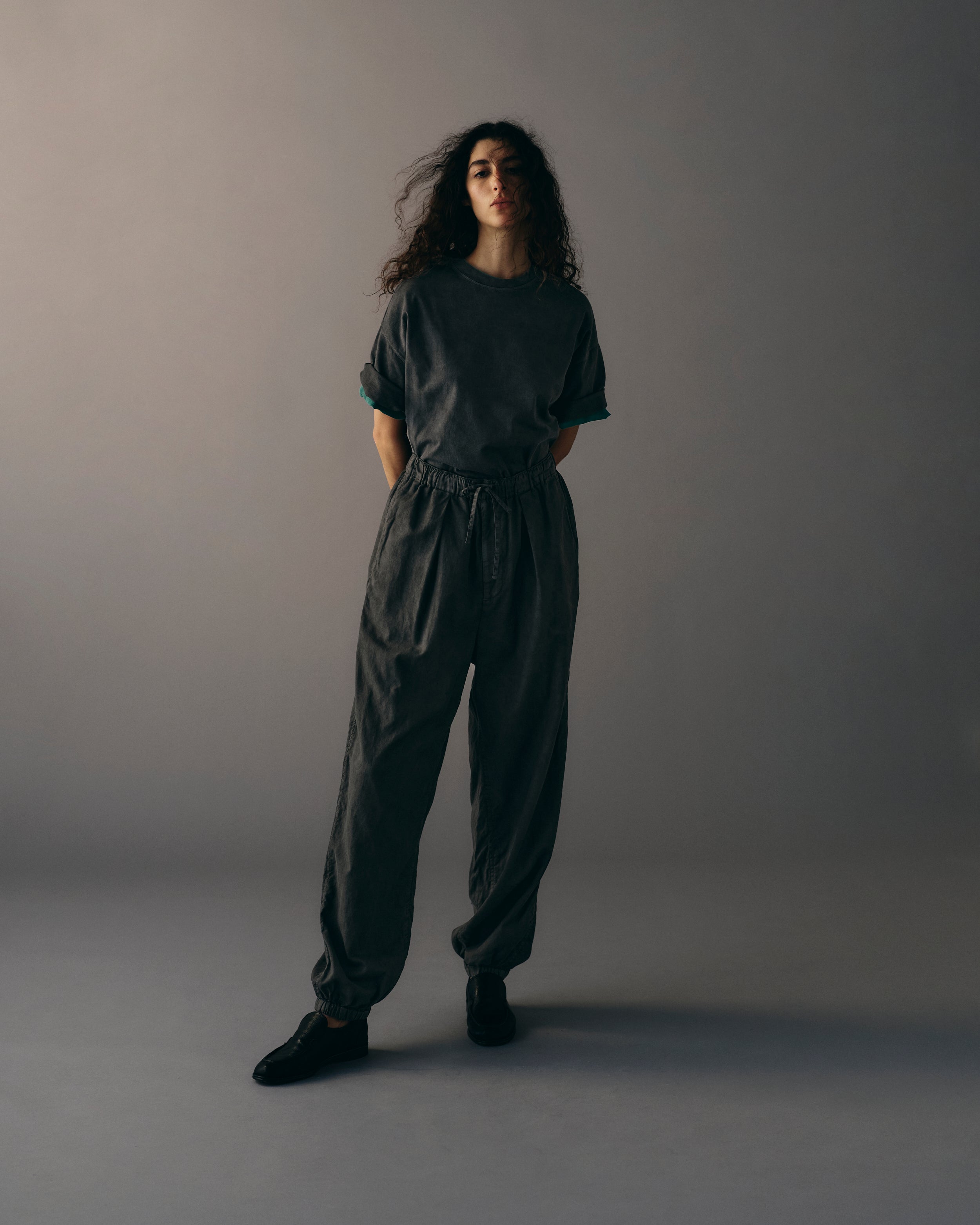 CARBON GARMENT-DYED YOKE T-SHIRT