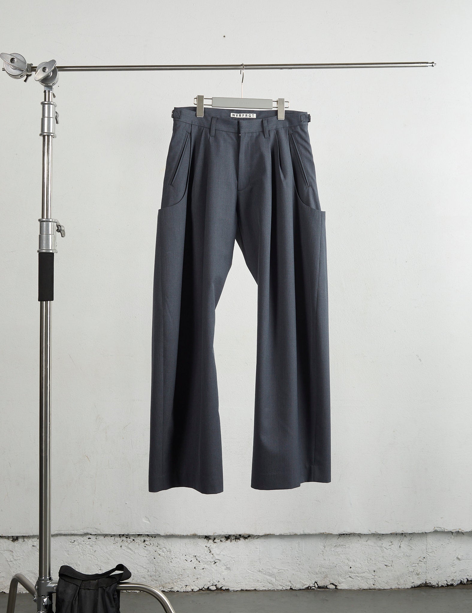 CHARCOAL 2TUCK CURVED LEG TROUSERS