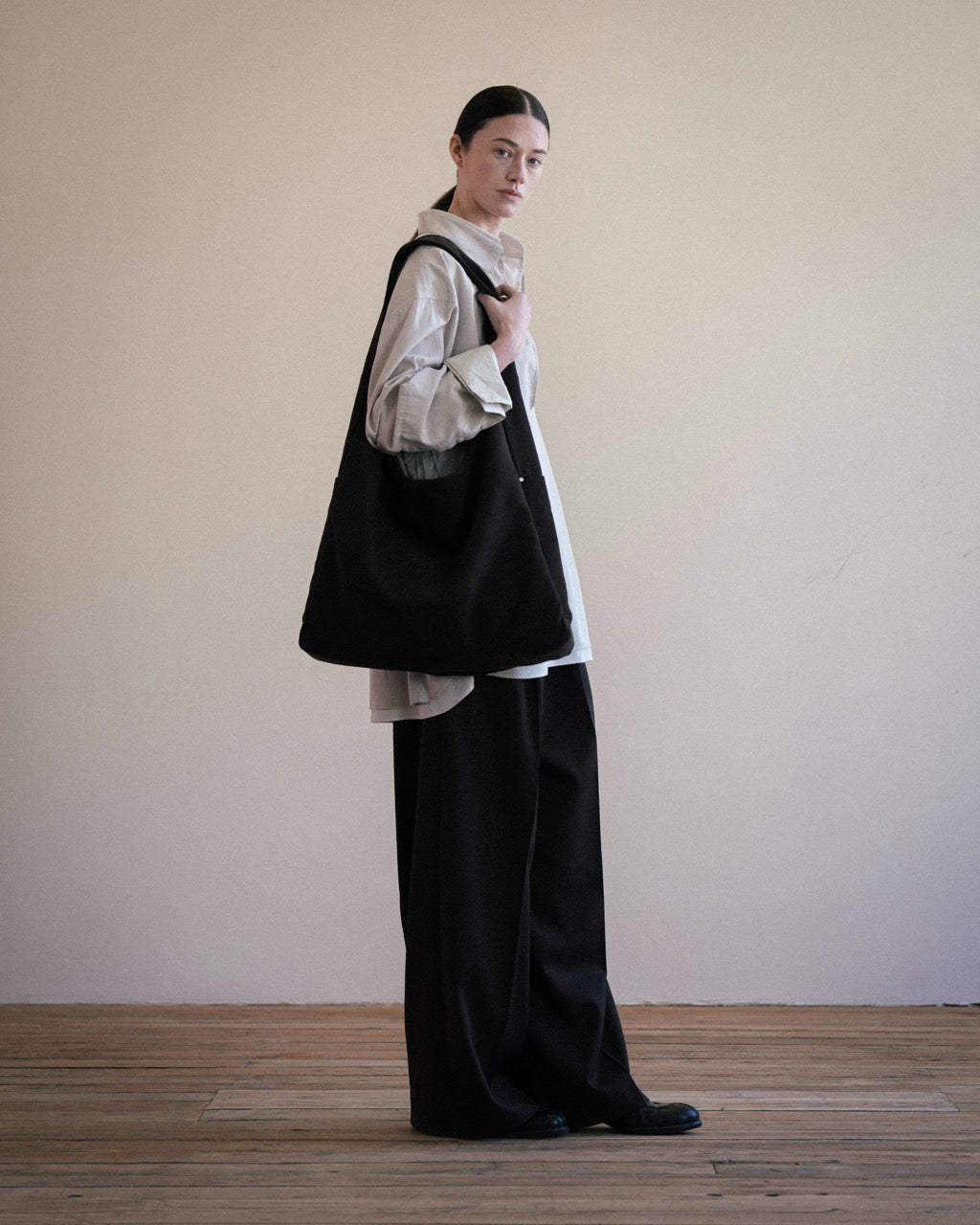ssstein GRAPH LAYER EXCLUSIVE DARK BROWN COW SUEDE SHOULDER BAG