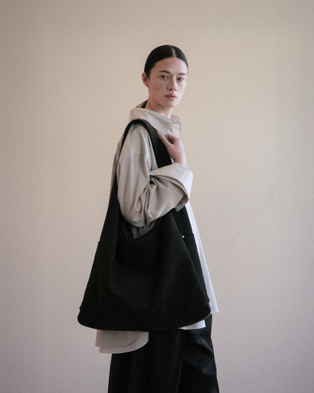 ssstein GRAPH LAYER EXCLUSIVE DARK BROWN COW SUEDE SHOULDER BAG