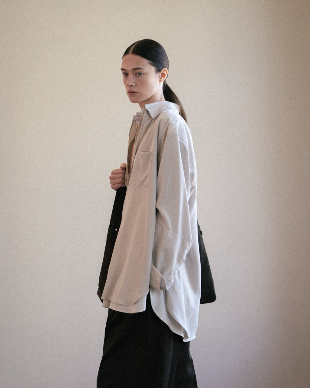 GRAPH LAYER EXCLUSIVE DARK BROWN COW NUBUCK SHOULDER BAG