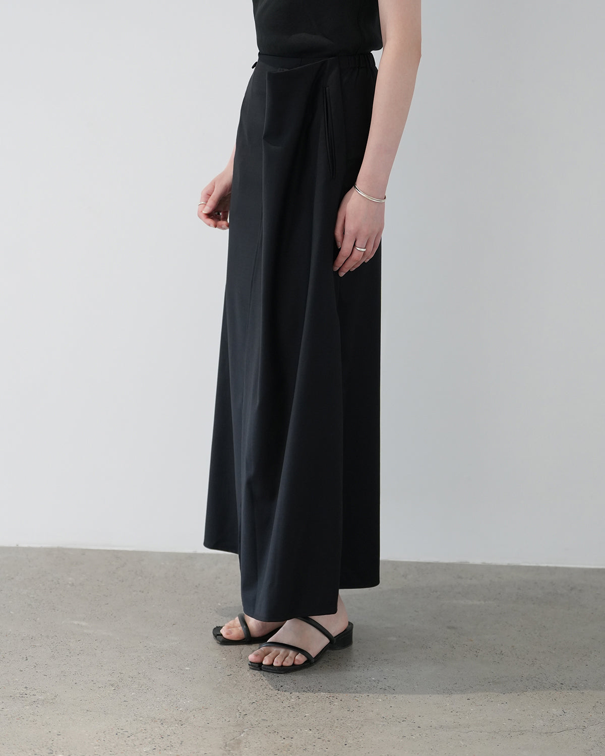 ssstein BLACK WOOL SILK WRAP SKIRT AW26