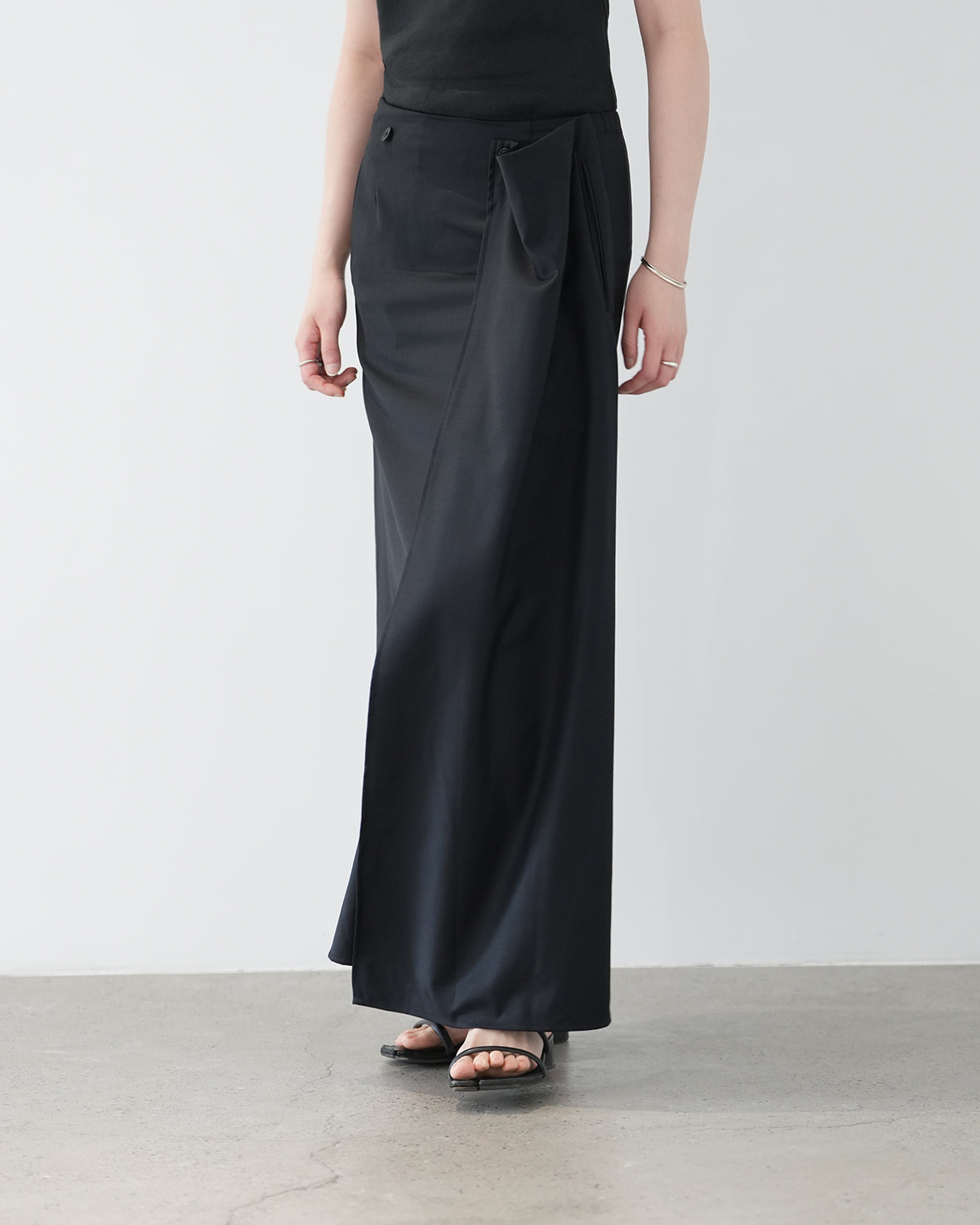 ssstein BLACK WOOL SILK WRAP SKIRT AW26