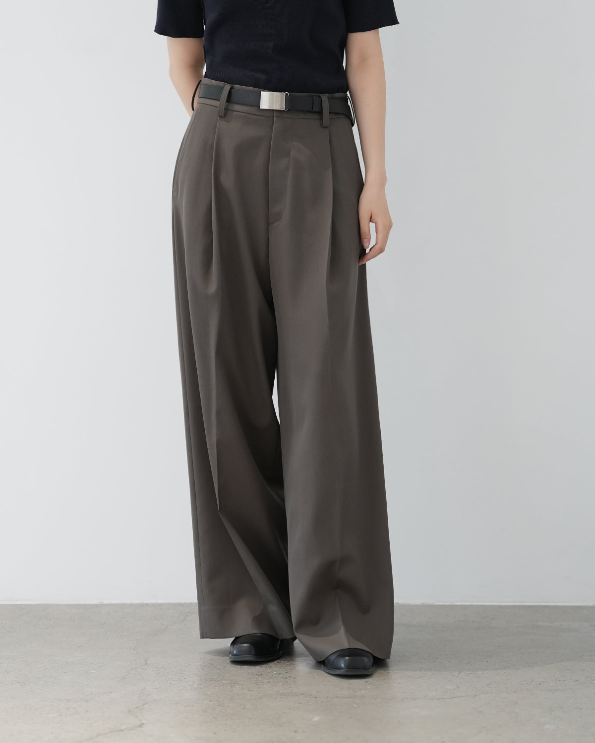 ssstein KHAKI BEIGE EXTRA WIDE TROUSERS AW26