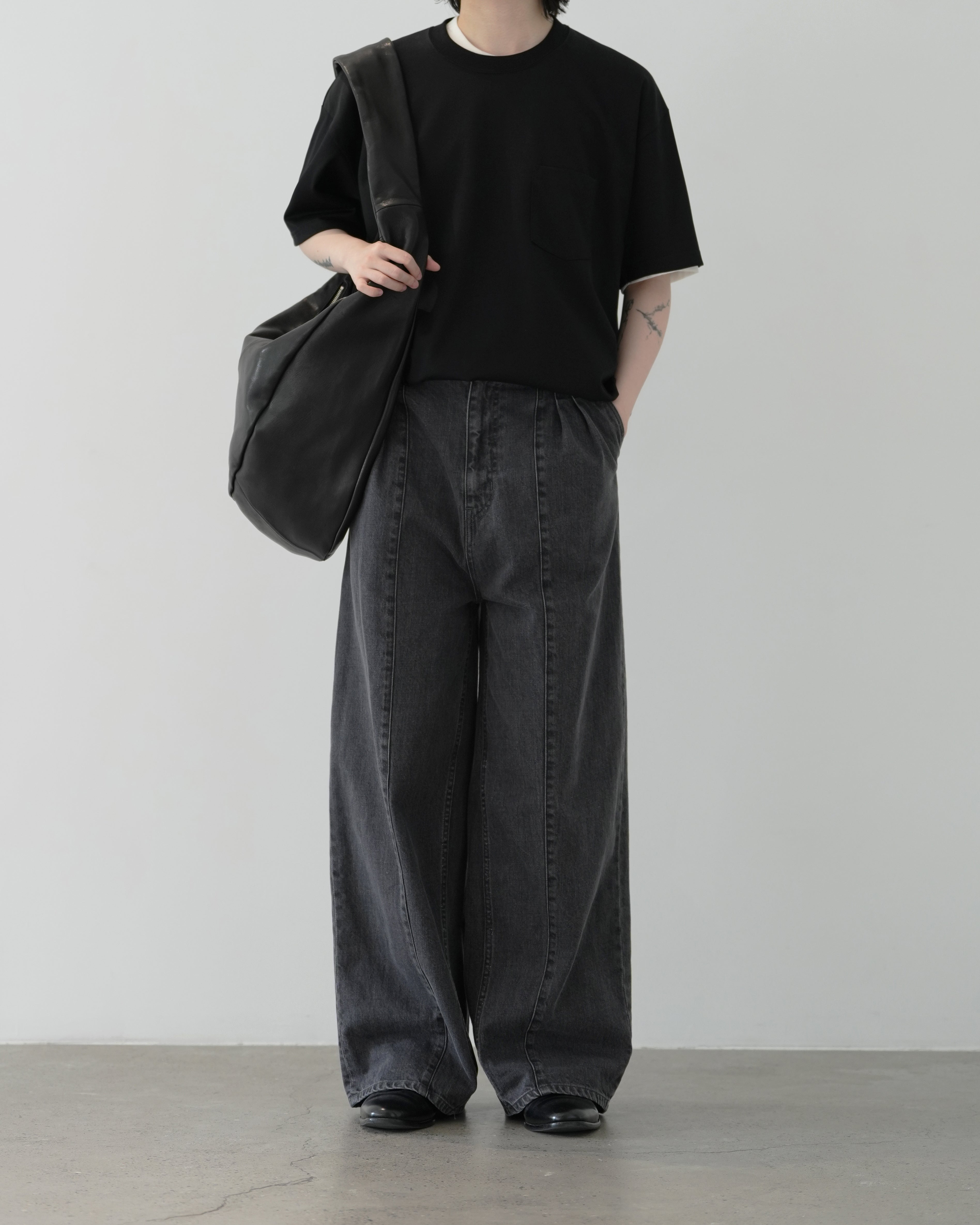 BLACK SUPIMA COTTON OVERSIZED POCKET TEE