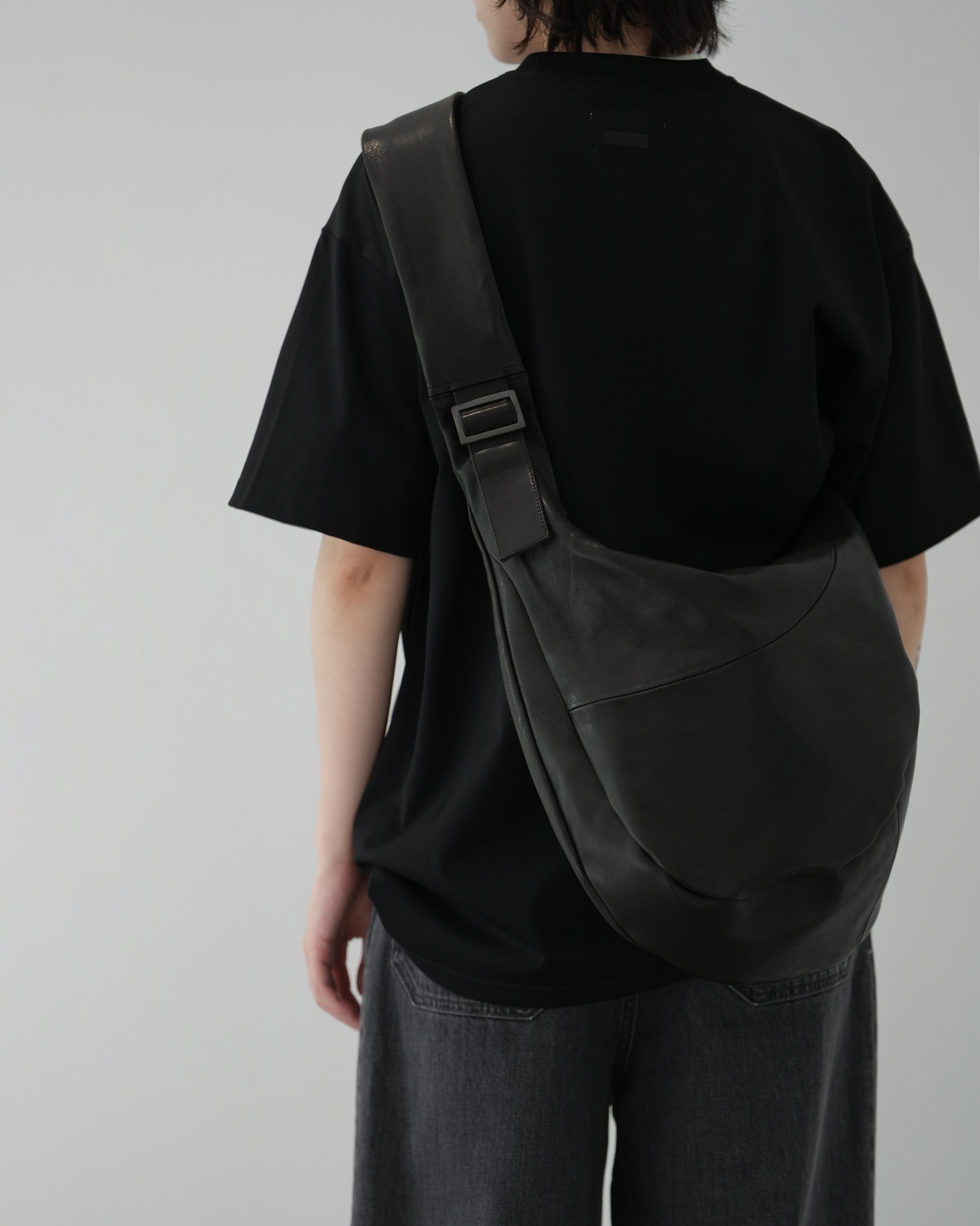 ssstein BLACK TWIST SHOULDER BAG