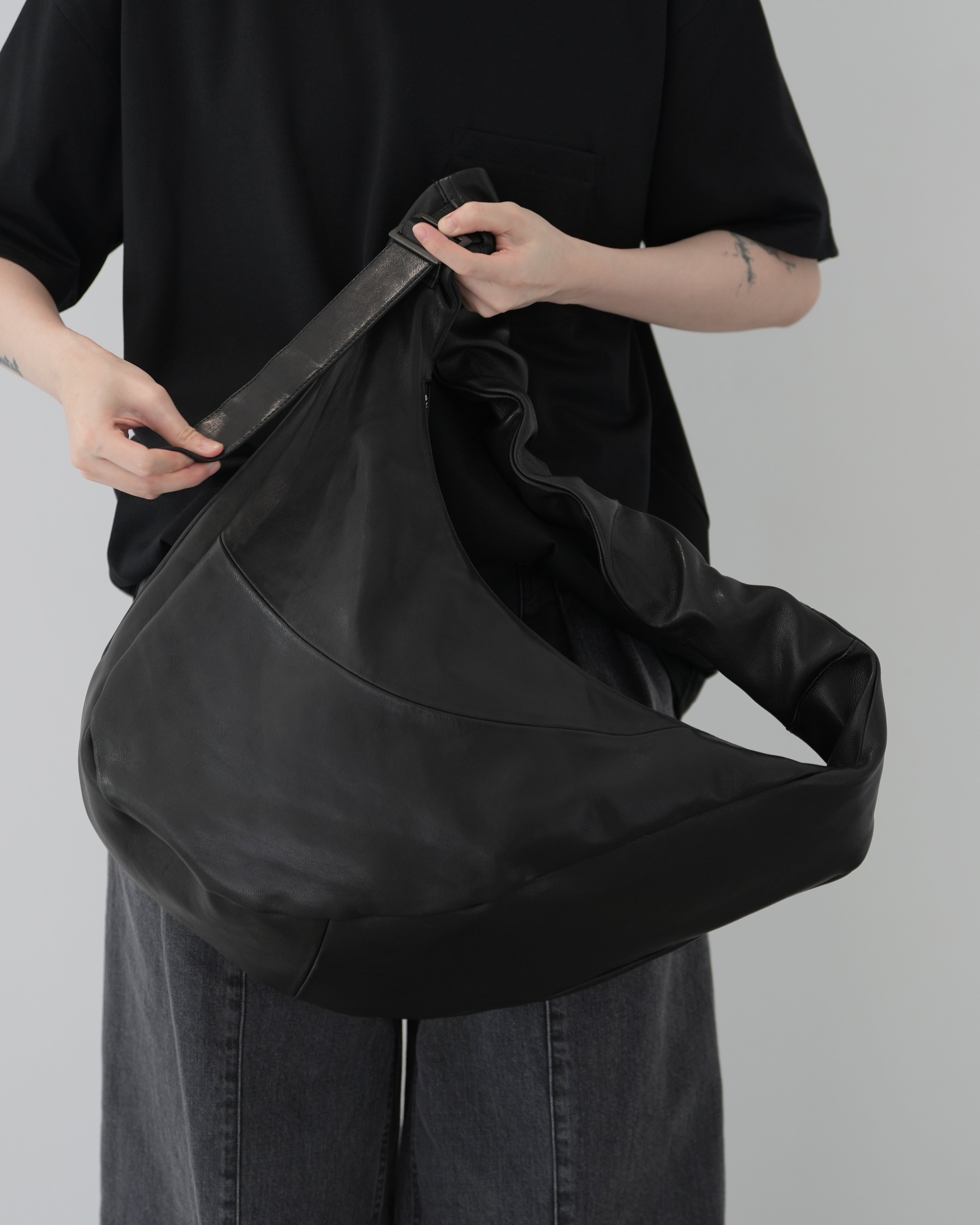 【26ss】ssstein TWIST SHOULDER BAG ssstein BLACK TWIST SHOULDER BAG