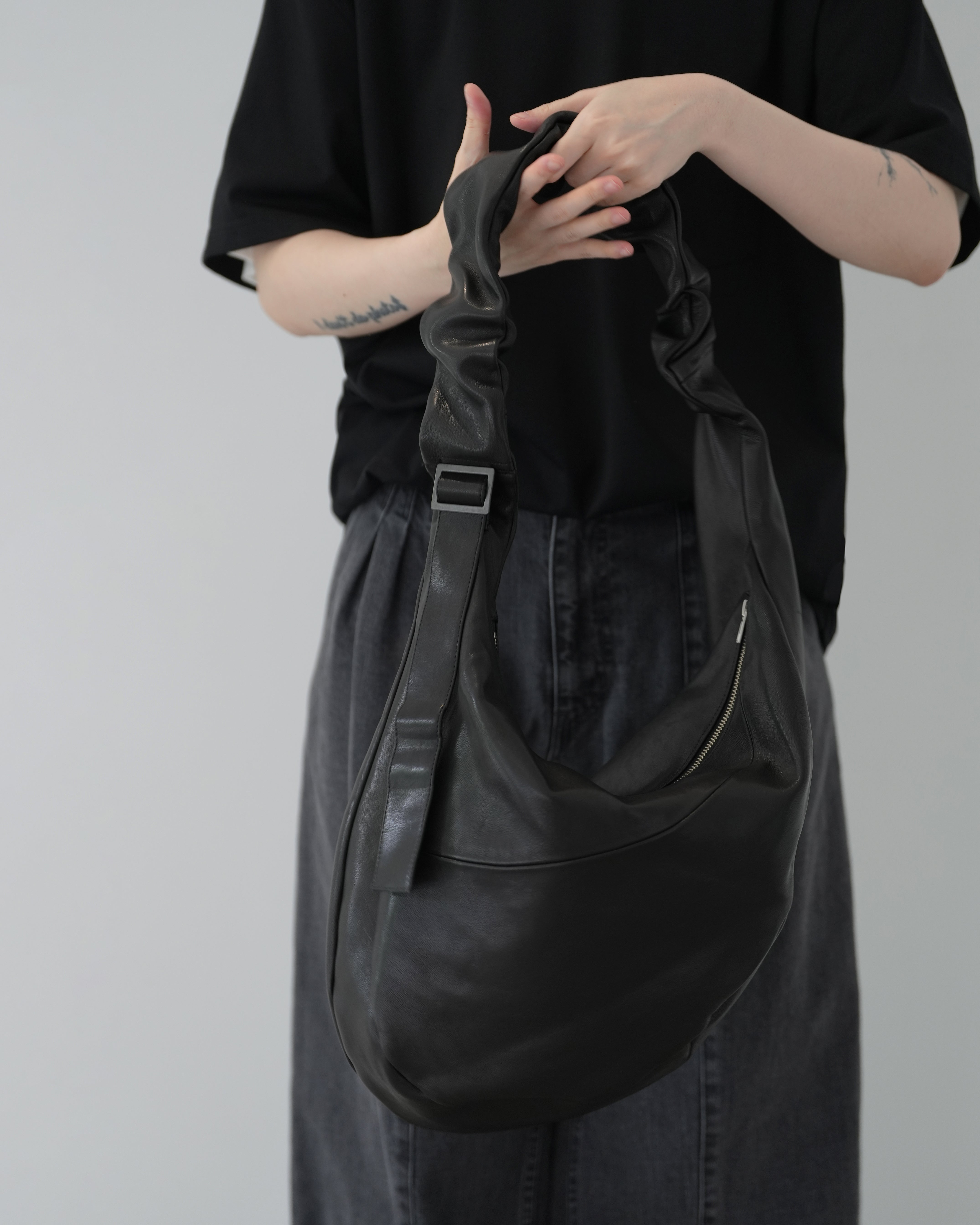 ssstein BLACK TWIST SHOULDER BAG
