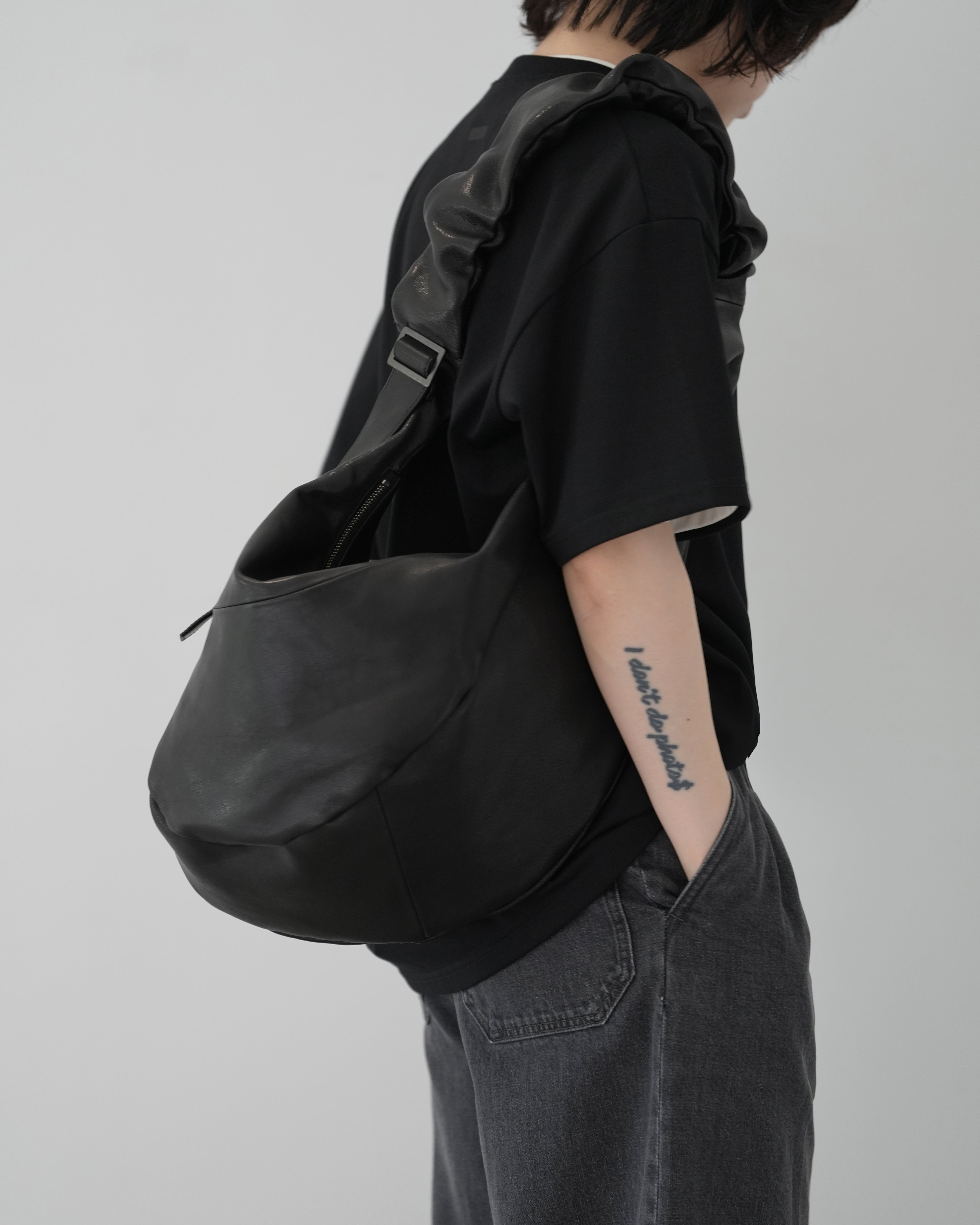 ssstein BLACK TWIST SHOULDER BAG