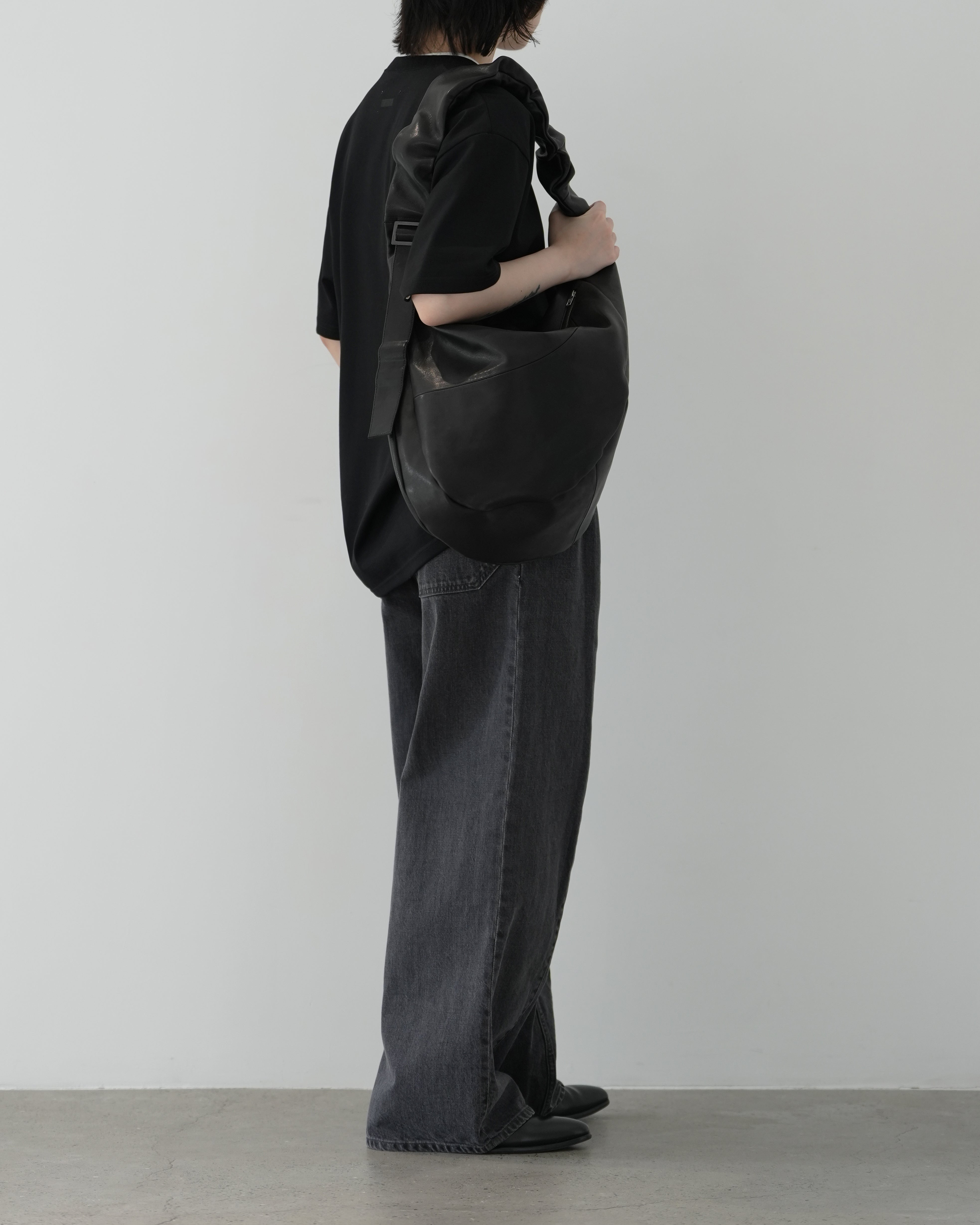 ssstein BLACK TWIST SHOULDER BAG